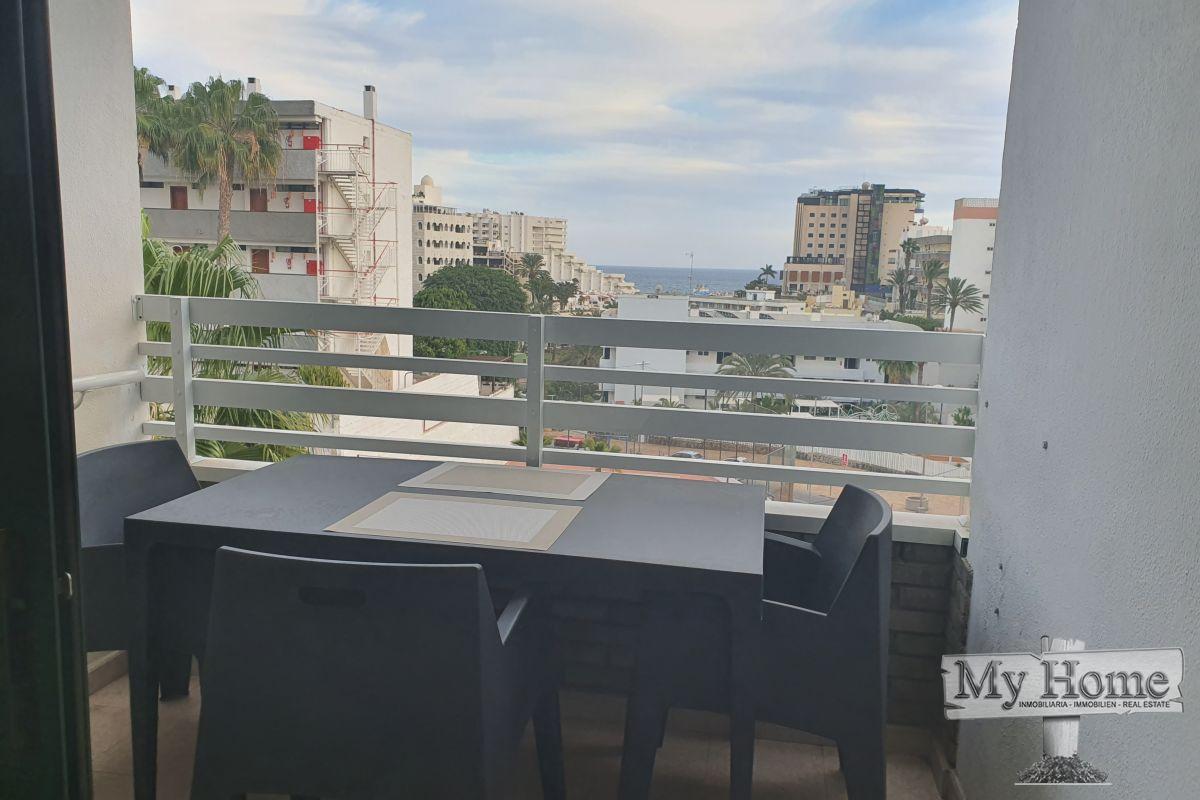 Top floor apartment with sea views just a few steps away from the beach