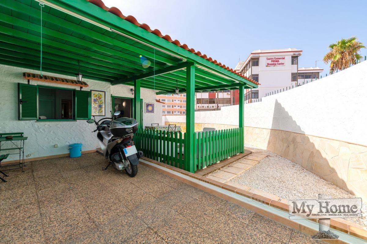 Corner bungalow with direct street entrance just a few steps away from the Yumbo